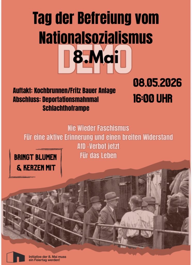 Plakat zur Demo in blassem Rot mit Abbildung des Bildes vom Deportations-Mahnmal Schlachhoframpe, darauf sind in schwarz-weiß Menschen abgebildet die hinter einer Metallabsprerrung in einer Schlange stehen um in einen Zug einzusteigen.